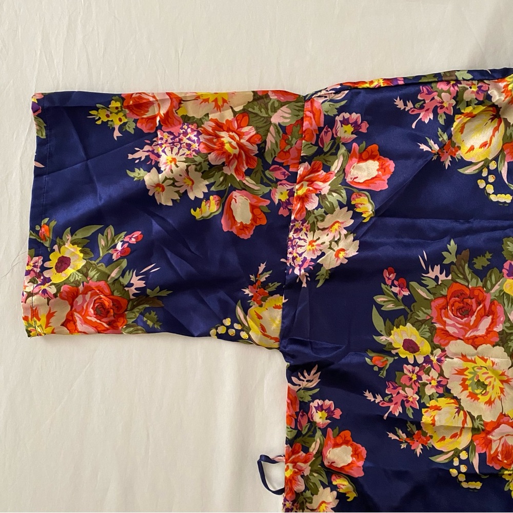 Silky Robe - Picture 3 of 4